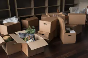 Mehrere gepackte Umzugskartons in leergeräumtem Wohnzimmer – Vorbereitung auf einen Umzug